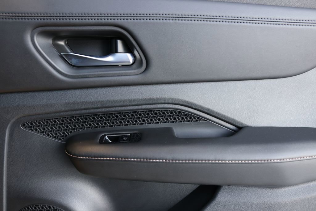 Used 2023 Nissan Ariya AWD image 30