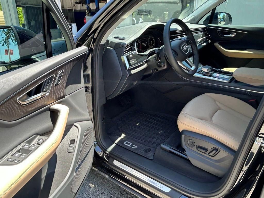 Used 2025 Audi Q7 3.0T Premium Plus image 12