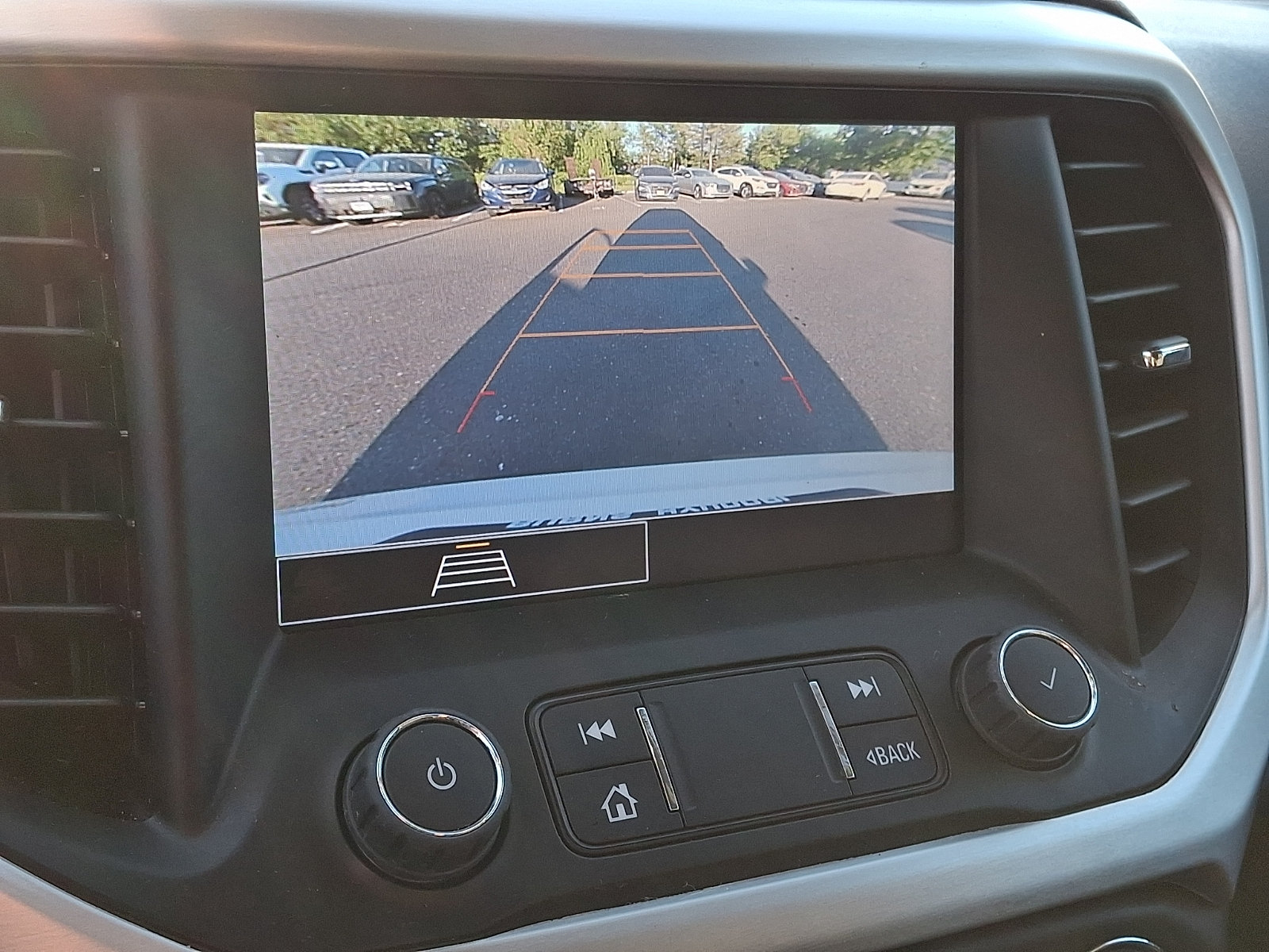 Used 2023 GMC Acadia SLE FWD image 18