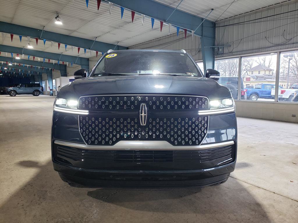 Used 2025 Lincoln Navigator L Reserve image 9
