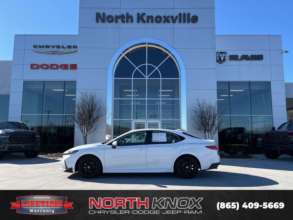 Used 2025 Toyota Camry SE image 2