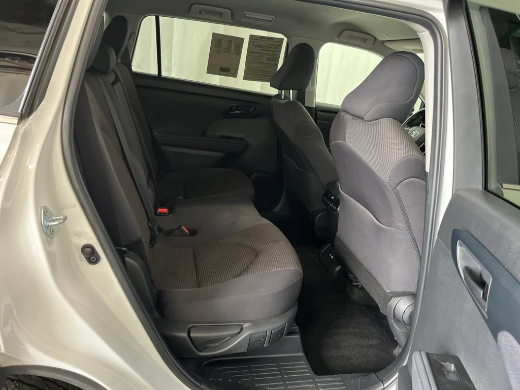 Used 2024 Toyota Highlander LE FWD image 24