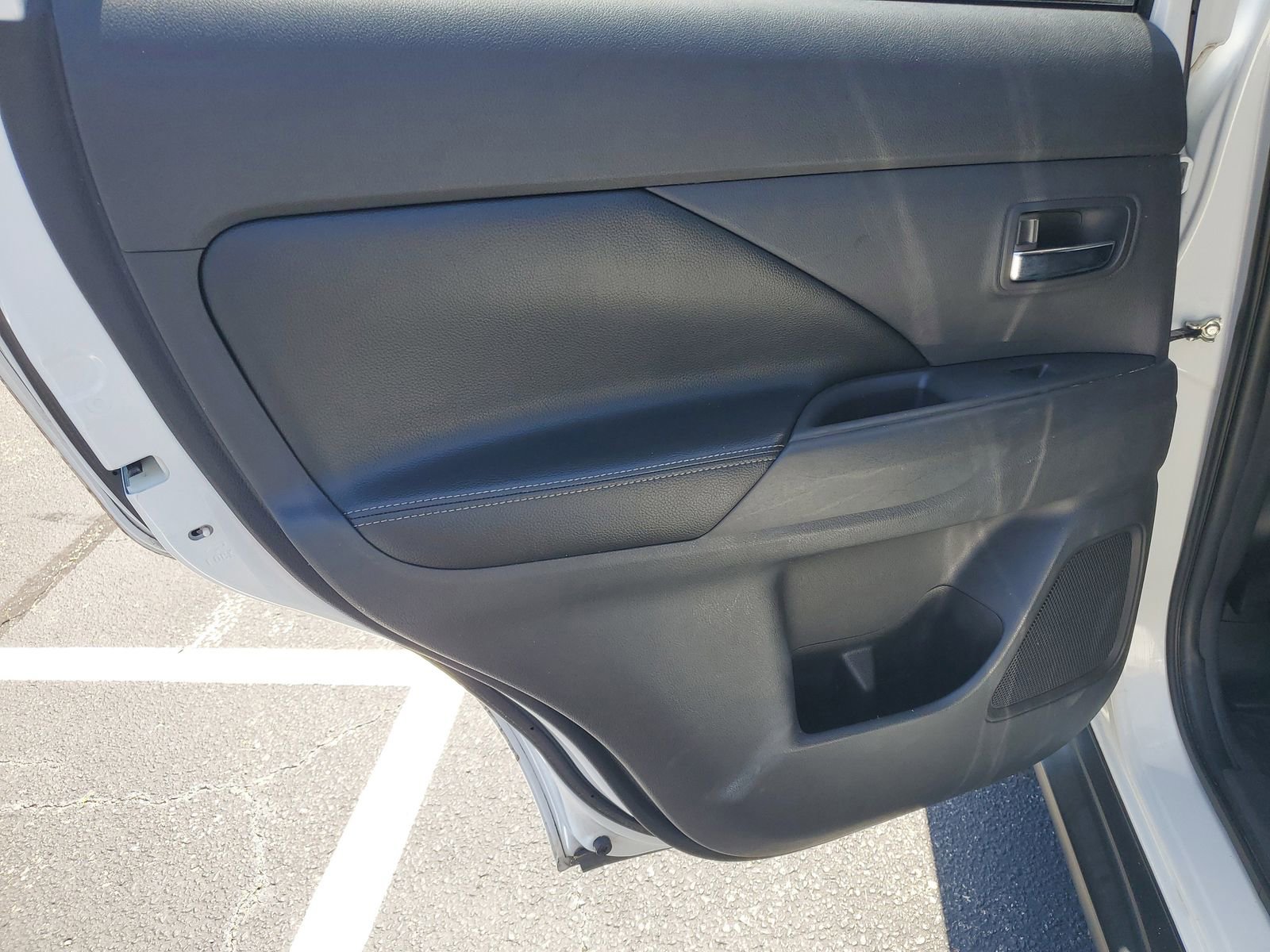 Used 2015 Mitsubishi Outlander SE image 23
