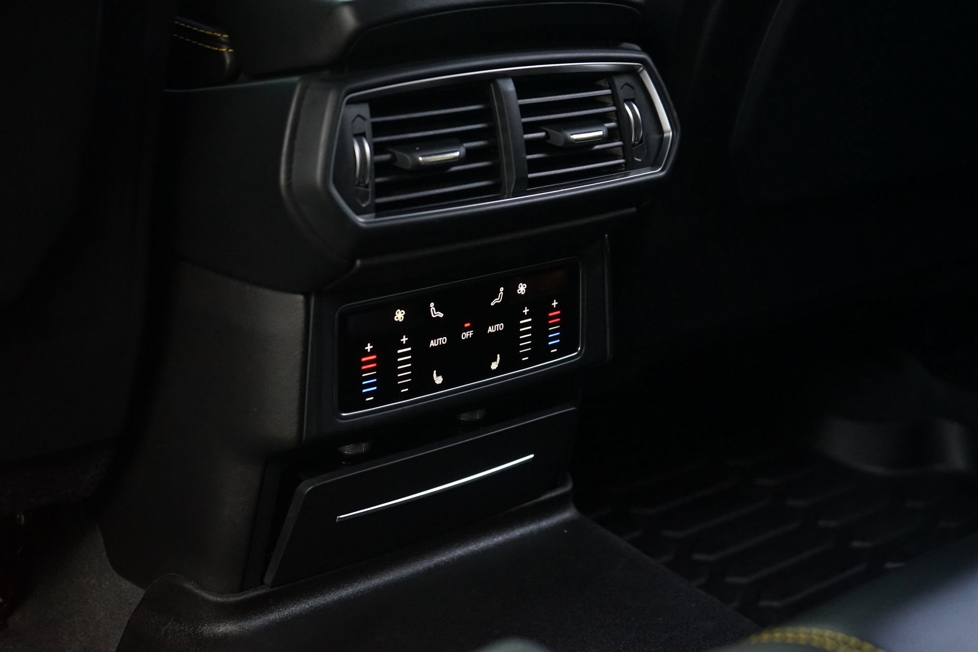 Used 2021 Lamborghini Urus AWD/4WD image 24