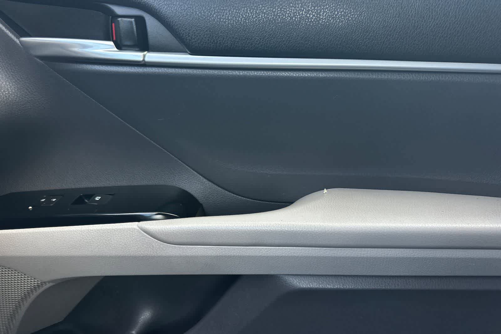 Used 2018 Toyota Camry LE FWD image 19