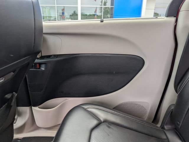 Used 2023 Chrysler Pacifica Touring-L FWD image 18
