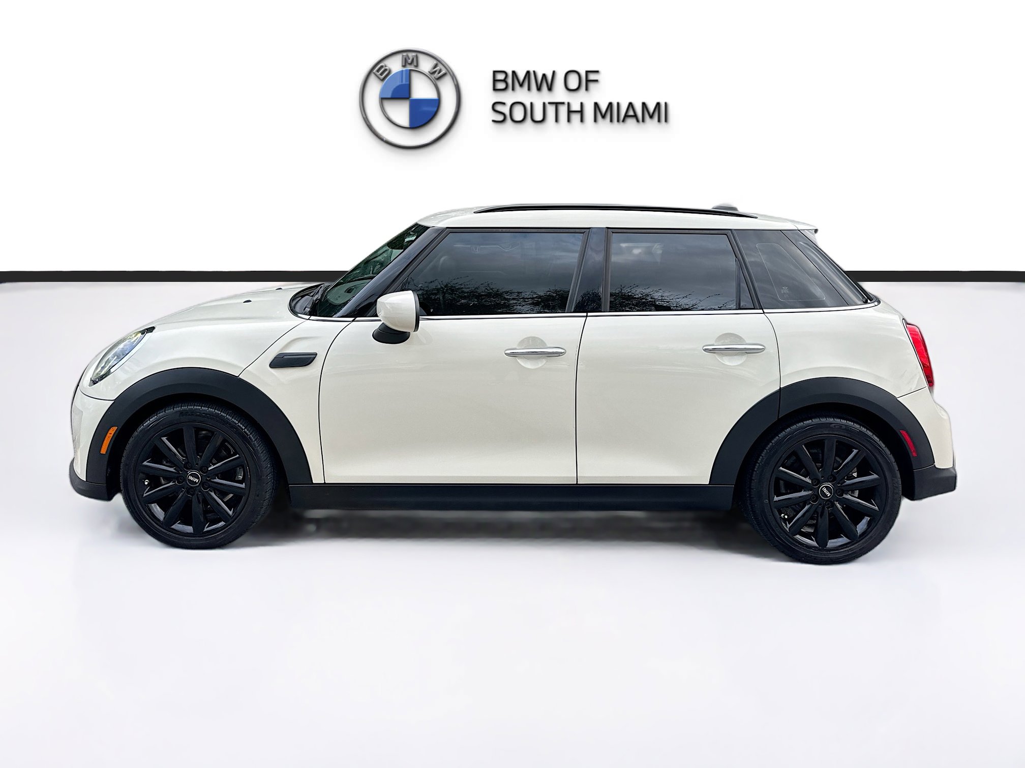 Used 2022 MINI Cooper 4-Door Hardtop image 4