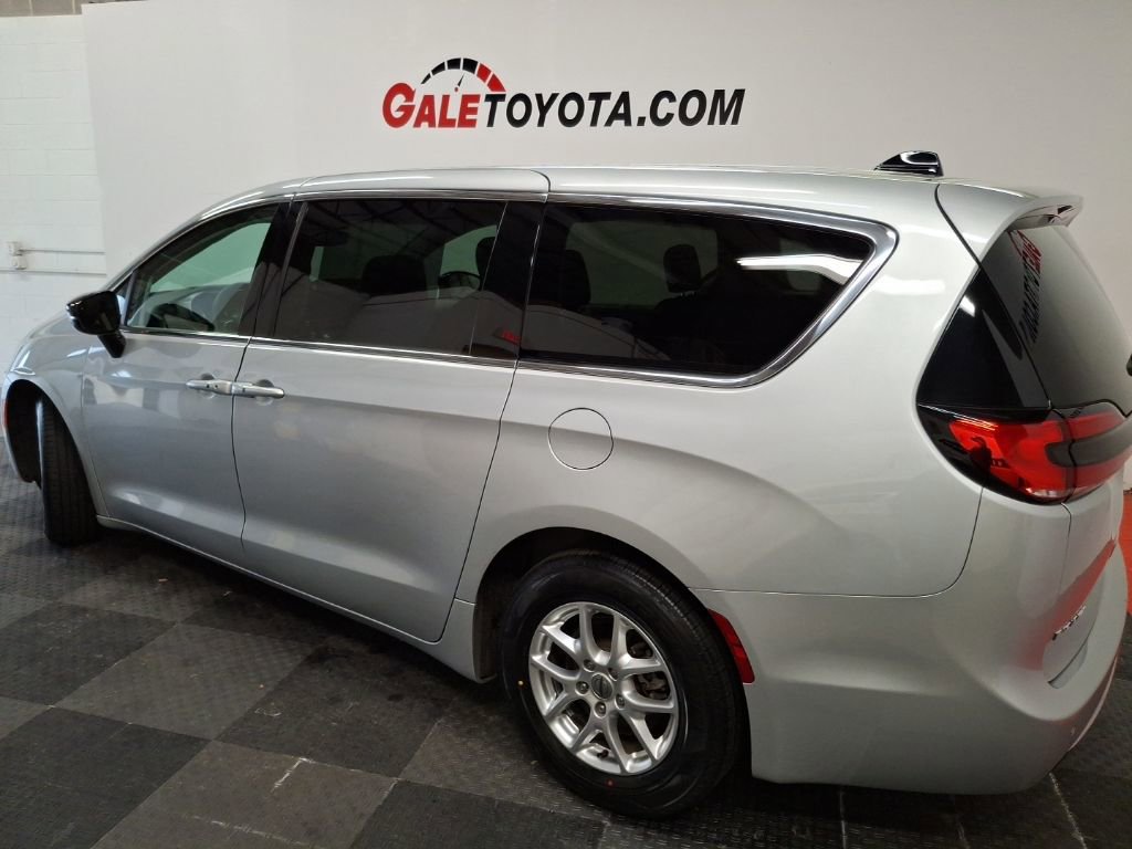 Used 2024 Chrysler Pacifica Touring-L image 10