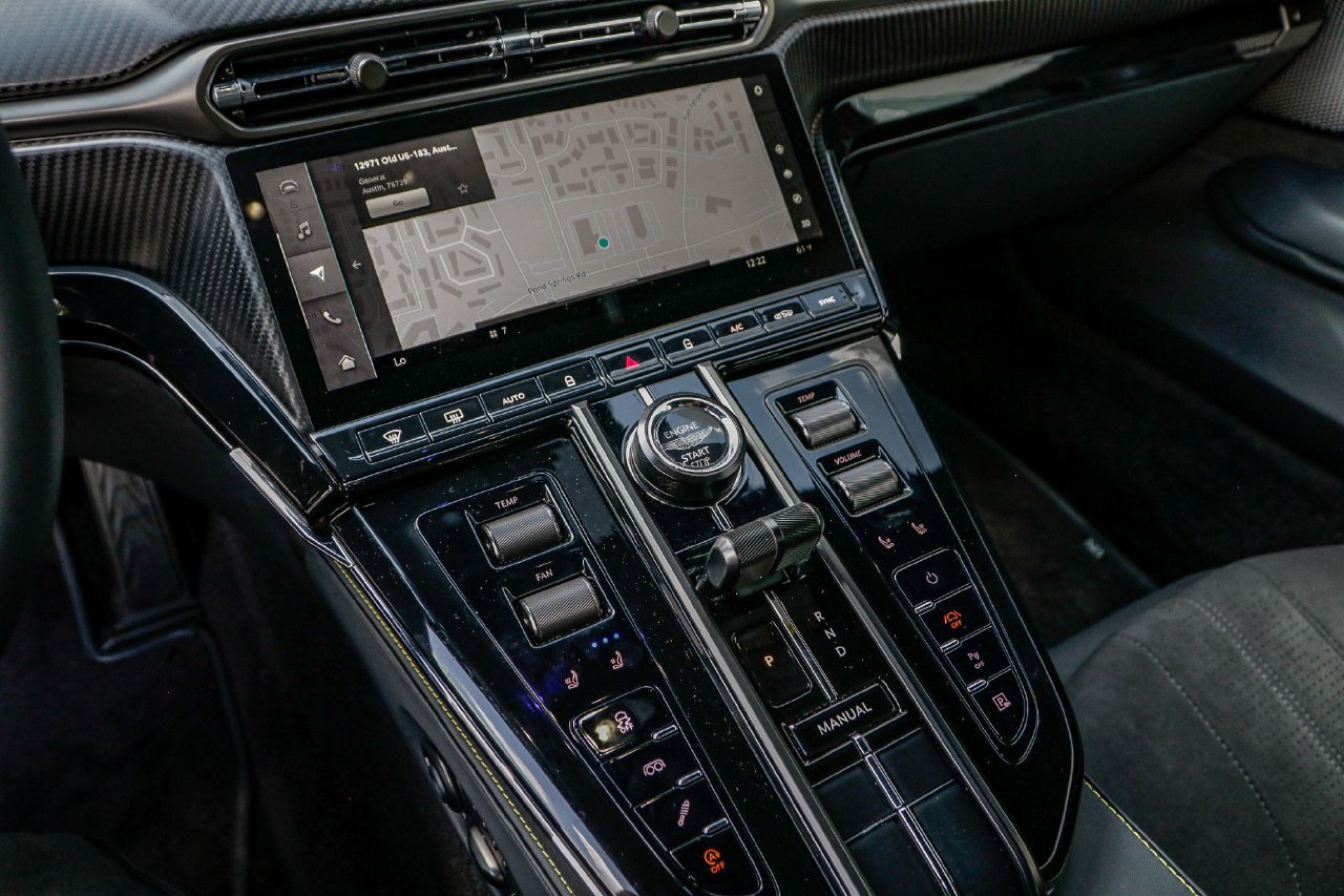 New 2025 Aston Martin V8 Vantage Coupe RWD image 26