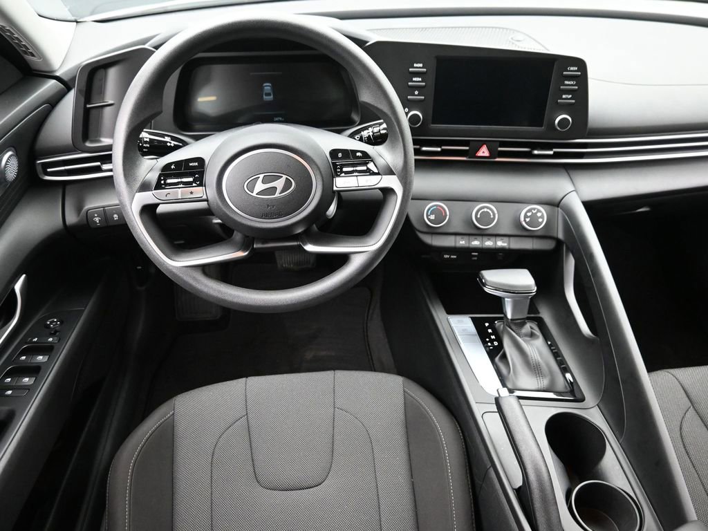 Used 2025 Hyundai Elantra SE image 14