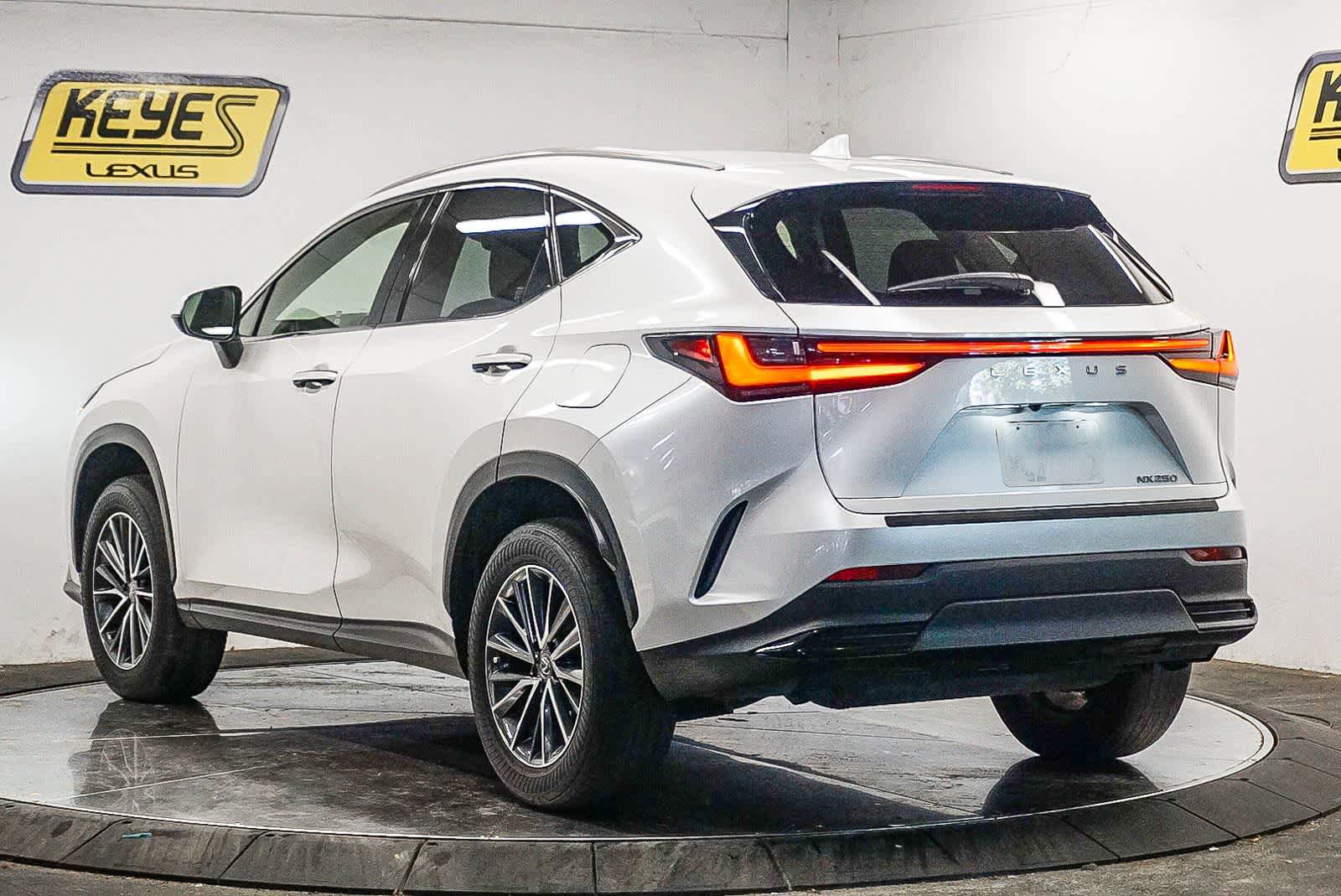 Used 2024 Lexus NX 250 FWD image 2