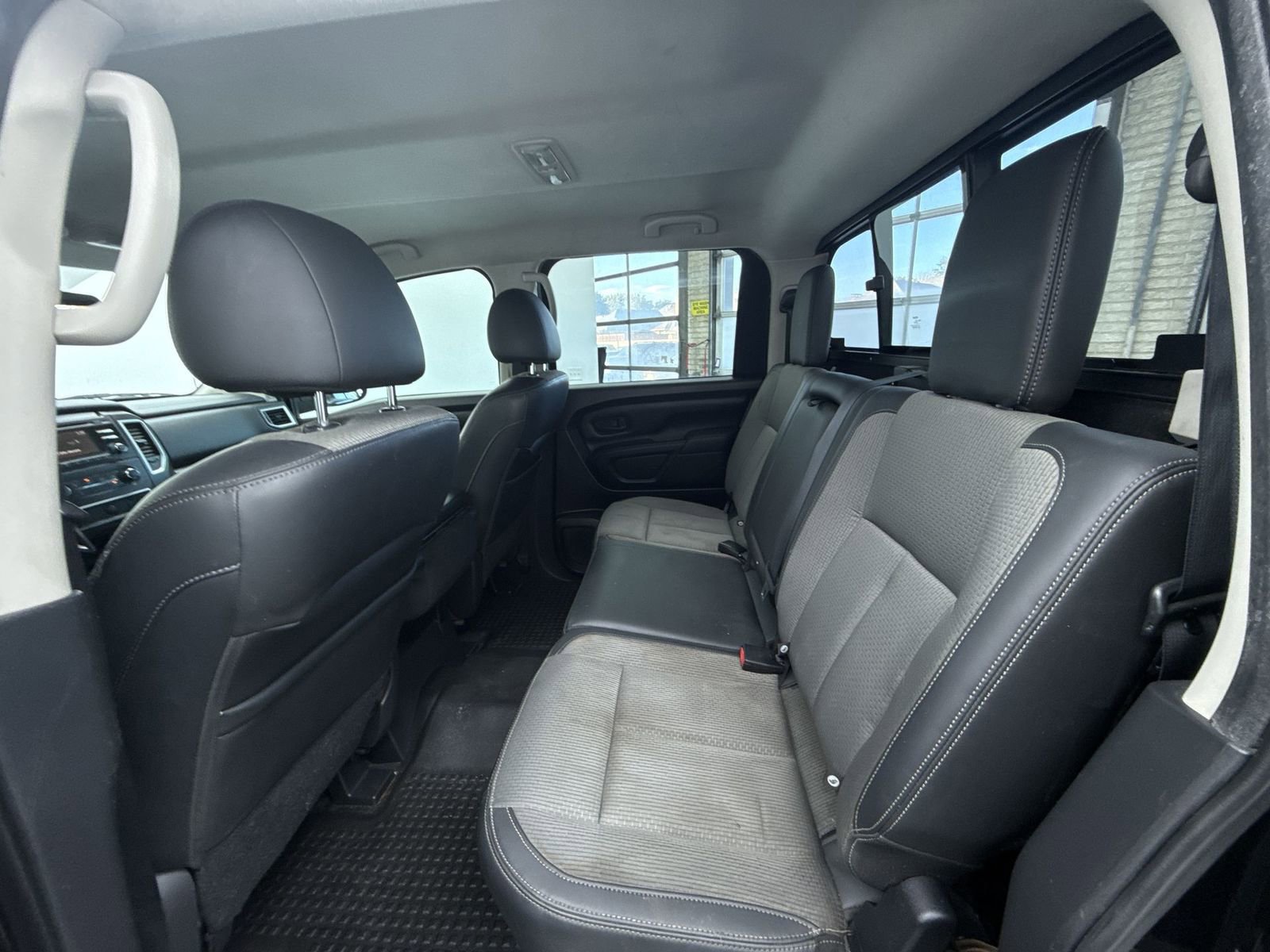 Used 2017 Nissan Titan S image 33