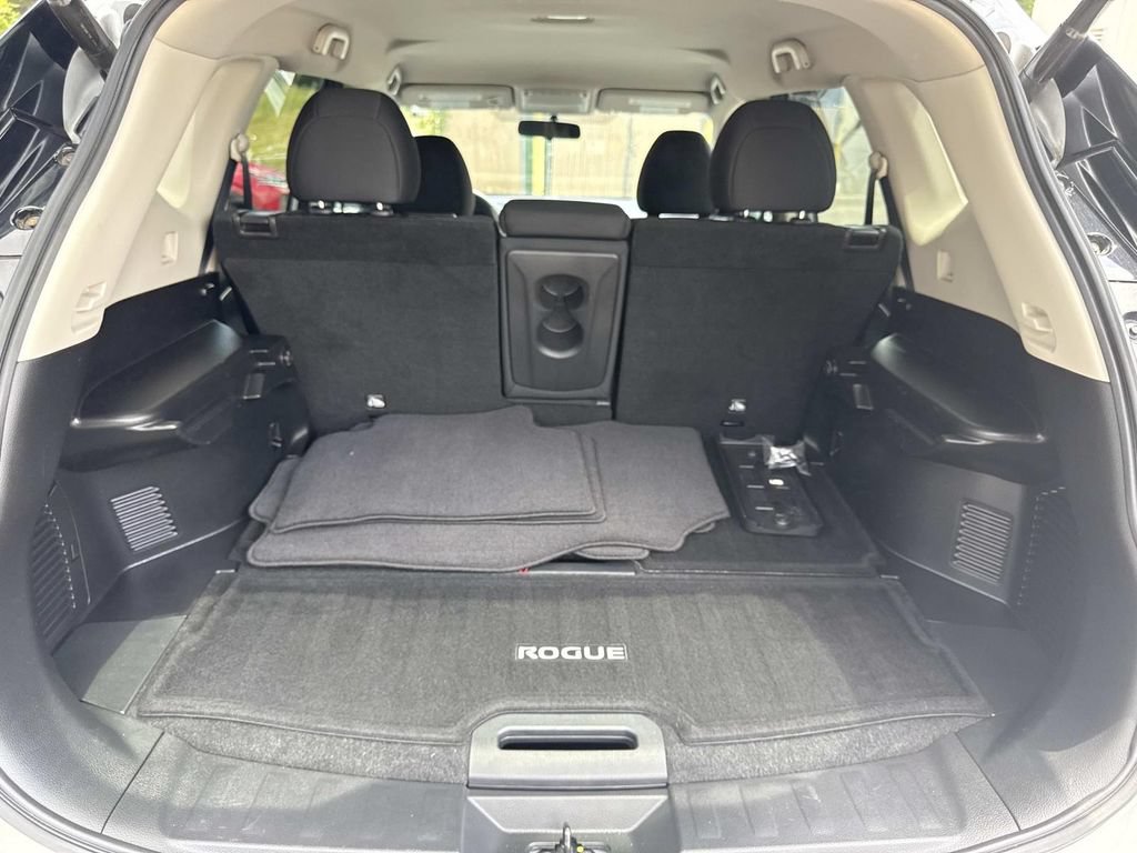 Used 2018 Nissan Rogue SV w/ Premium Package FWD image 11