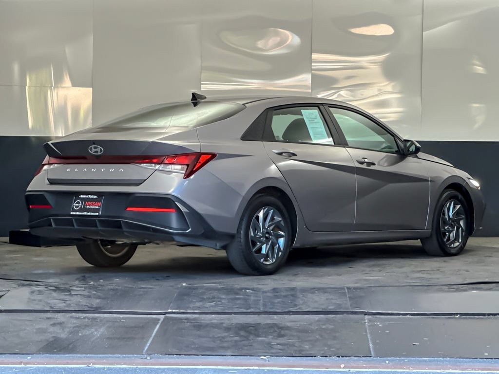 Used 2024 Hyundai Elantra SEL FWD image 3