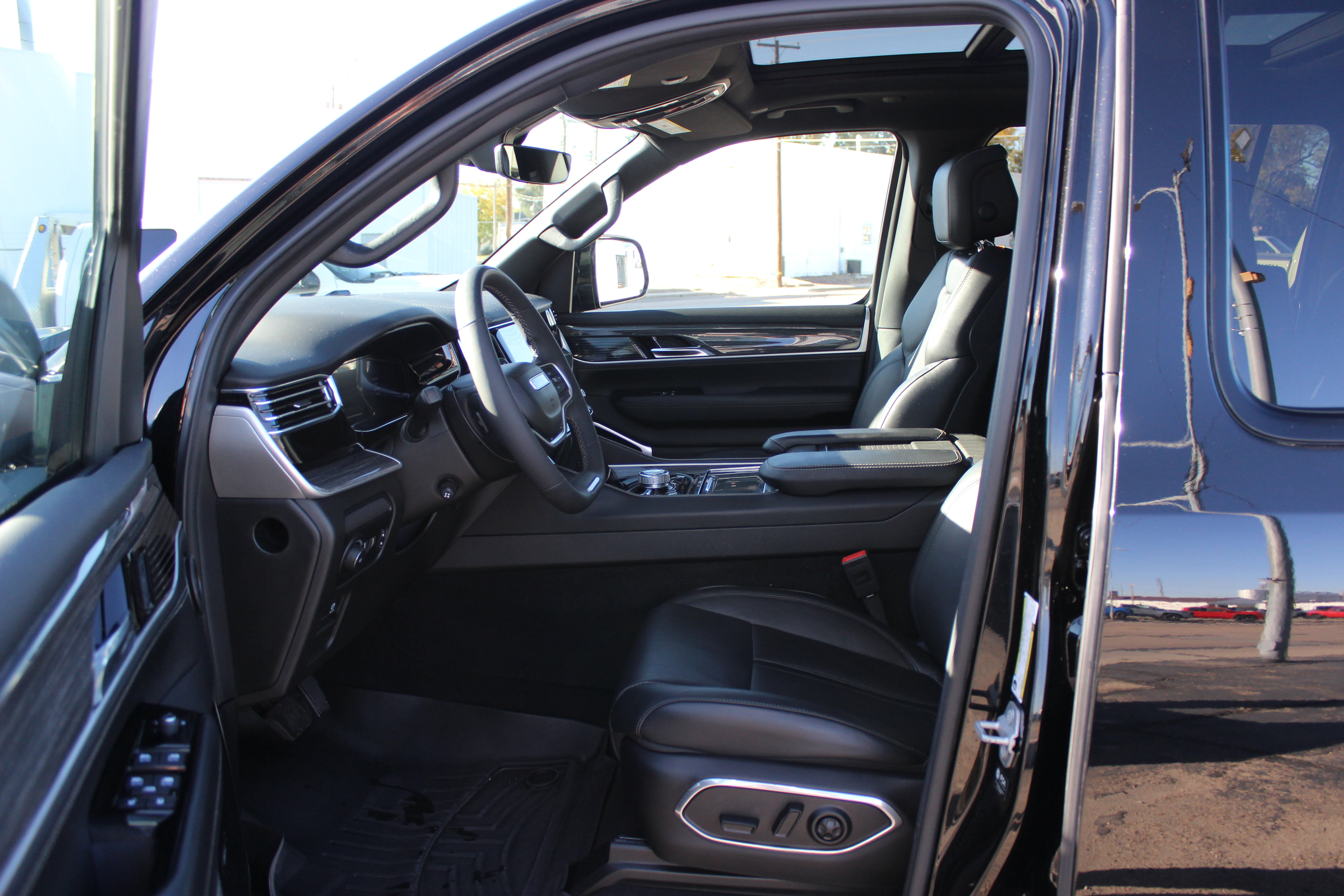 Used 2022 Jeep Wagoneer Series III w/ Premium Group I image 25