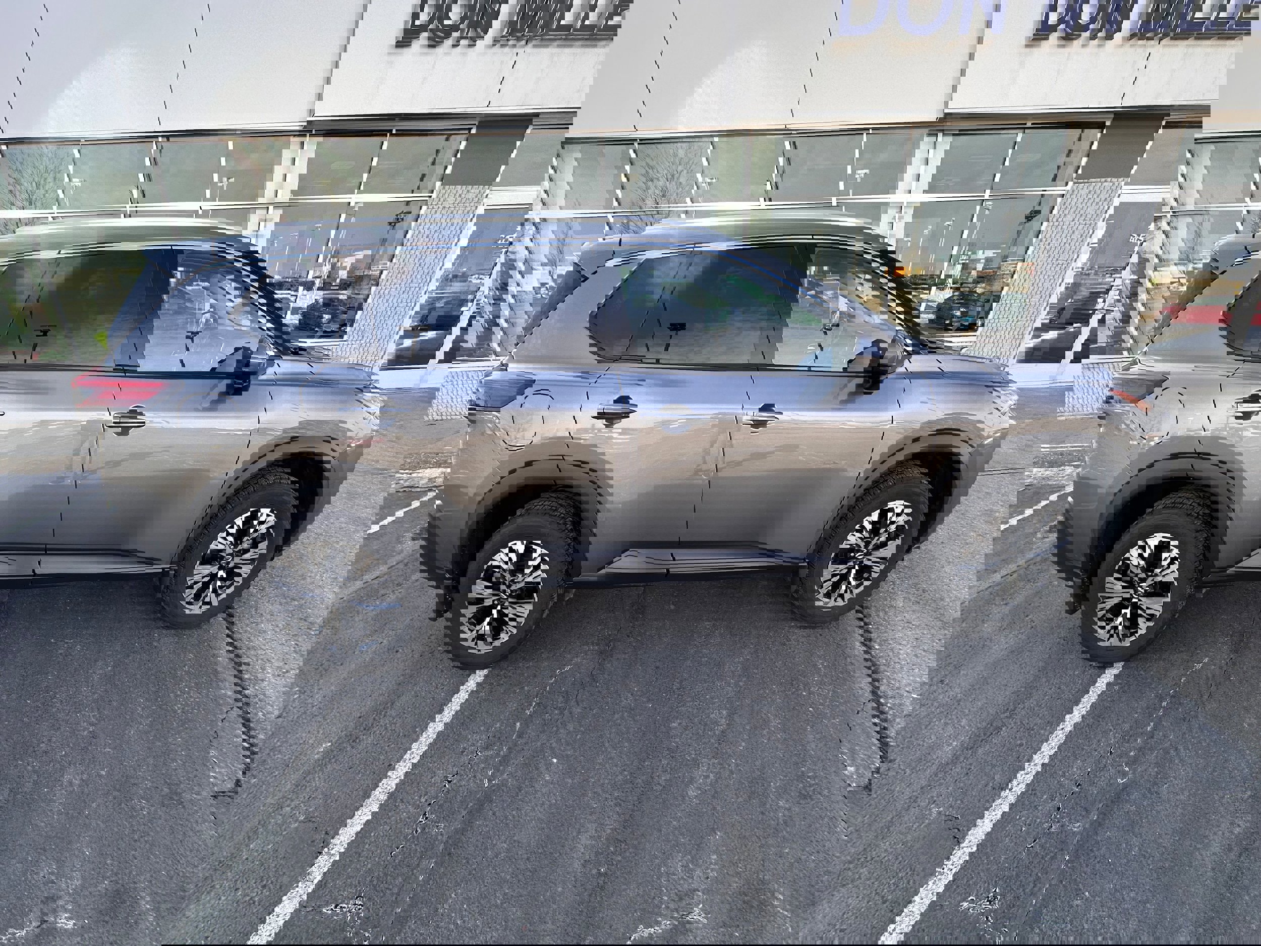 Used 2021 Nissan Rogue SV w/ Premium Package image 2