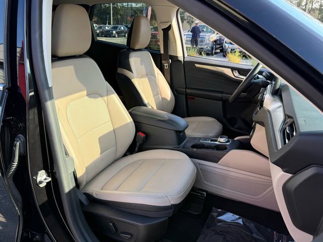 Used 2022 Ford Escape Titanium image 16