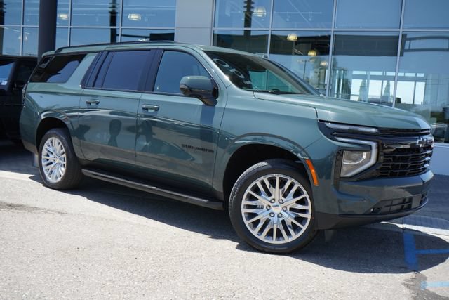 New 2026 Chevrolet Suburban RST w/ RST Capability Package AWD/4WD image 1