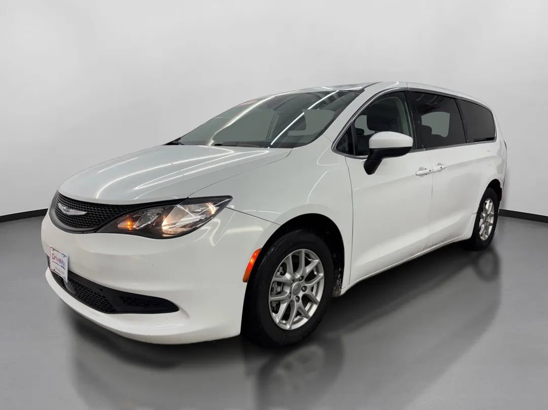 Used 2023 Chrysler Voyager LX image 4