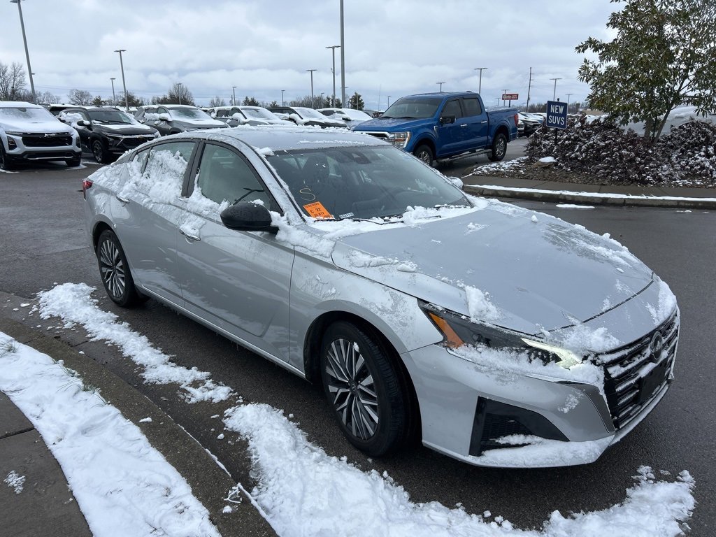 Used 2024 Nissan Altima 2.5 SV image 3