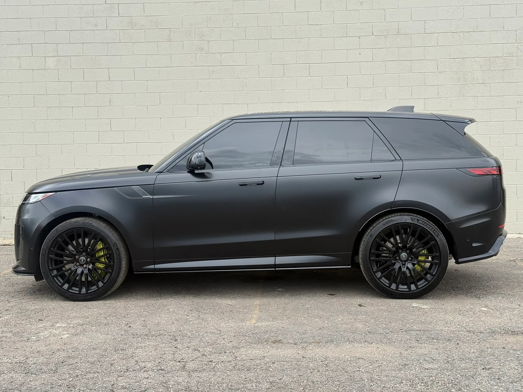 Used 2024 Land Rover Range Rover Sport AWD/4WD image 3