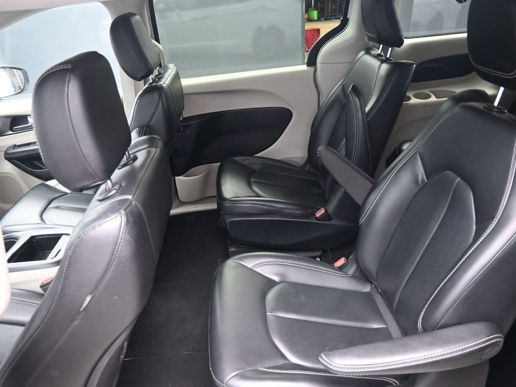 Used 2023 Chrysler Pacifica Touring-L FWD image 21