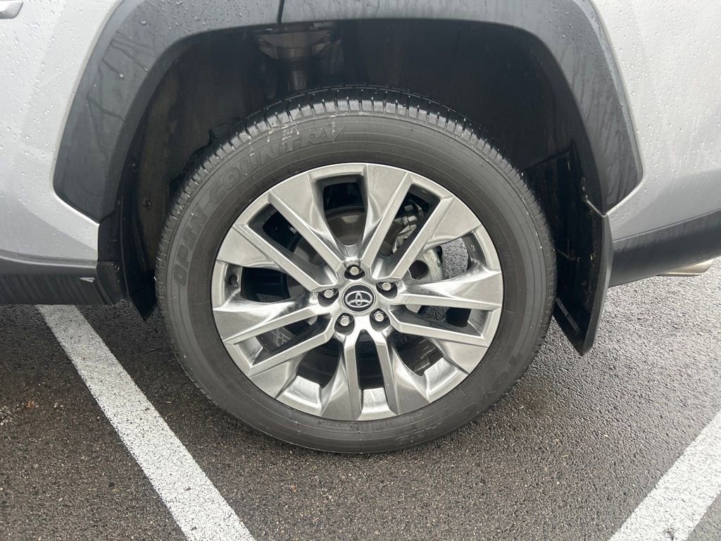 Used 2021 Toyota RAV4 XLE Premium image 6