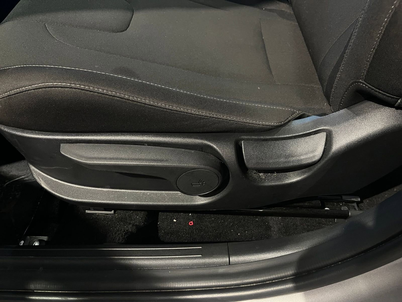 Used 2025 Hyundai Elantra SEL image 23