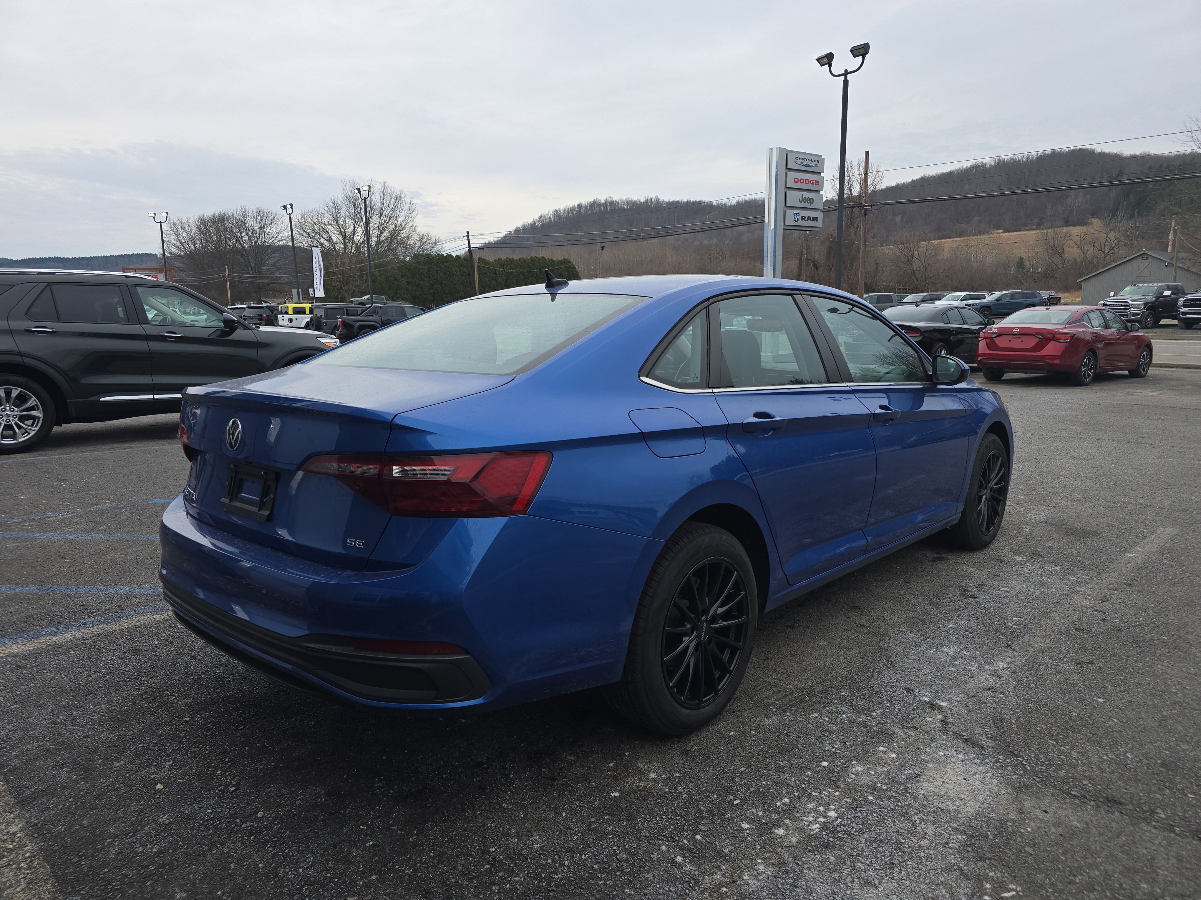Used 2022 Volkswagen Jetta SE FWD image 3