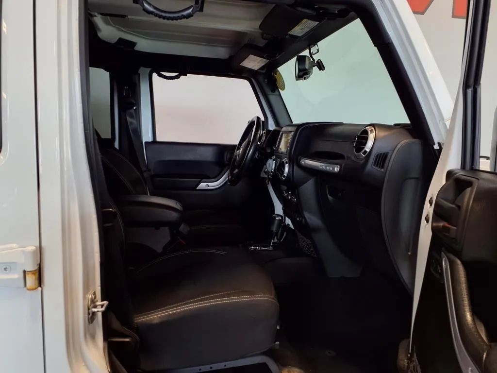 Used 2016 Jeep Wrangler Unlimited Sahara image 11