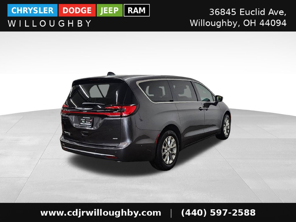 Used 2023 Chrysler Pacifica Touring-L AWD/4WD image 9