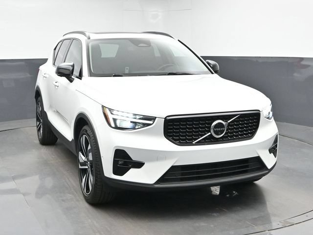 Used 2023 Volvo XC40 B5 Ultimate w/ Protection Package Premier AWD/4WD image 2