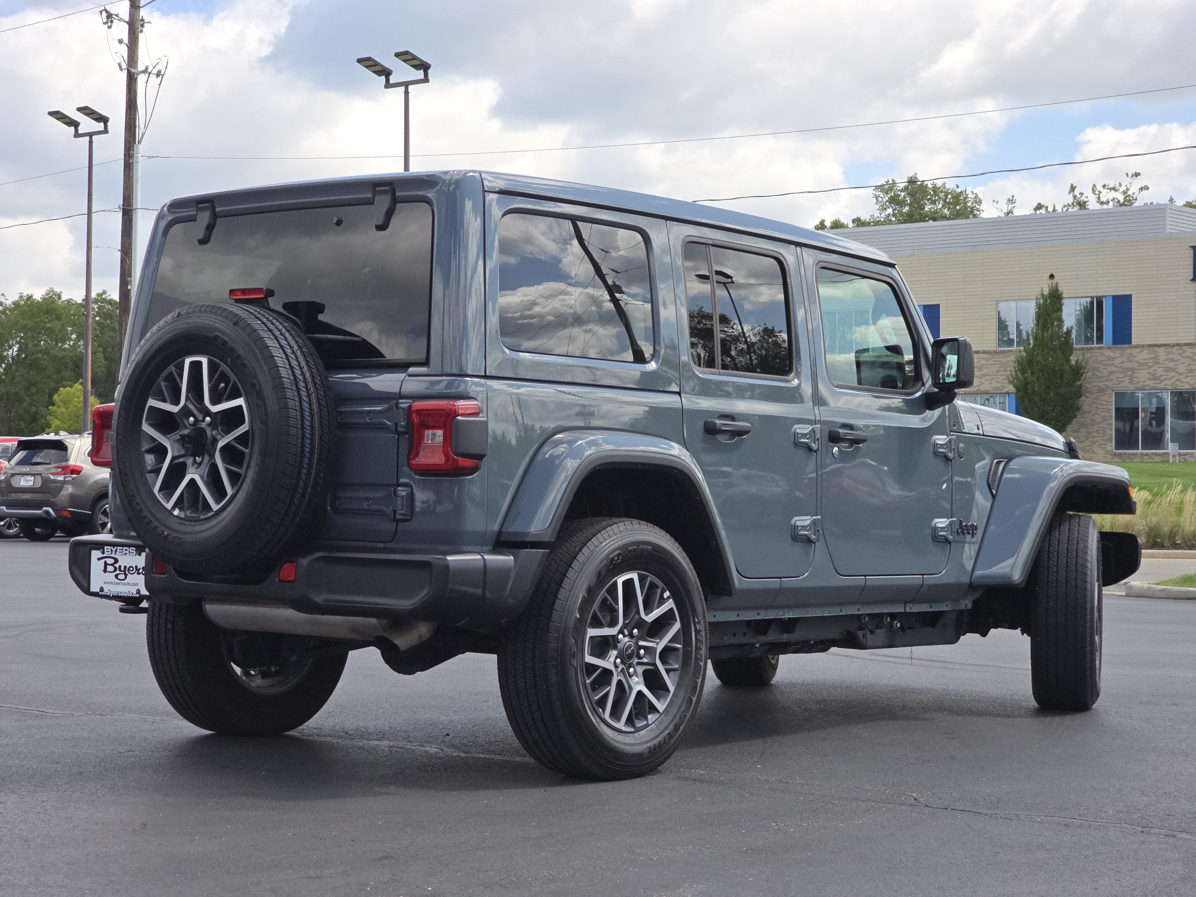 Used 2026 Jeep Wrangler Unlimited Sahara AWD/4WD image 7