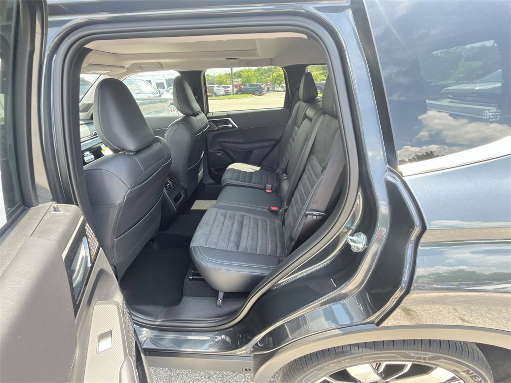 New 2025 Mitsubishi Outlander SE image 23
