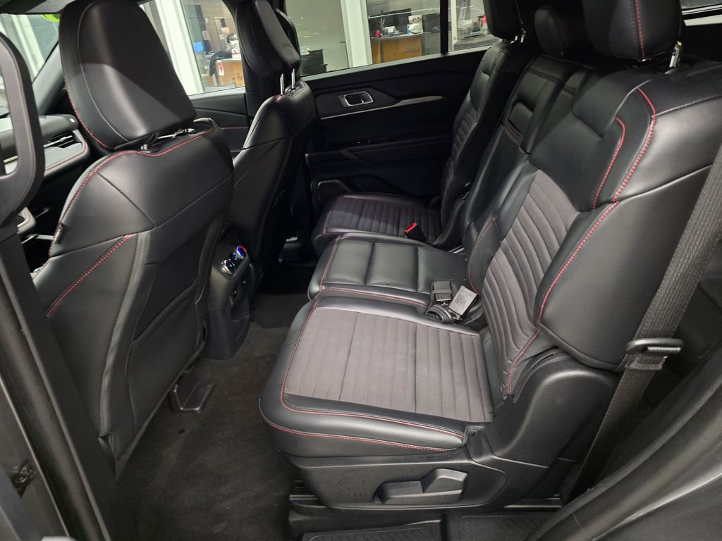 Used 2025 Ford Explorer ST-Line w/ ST-Line Street Pack image 29