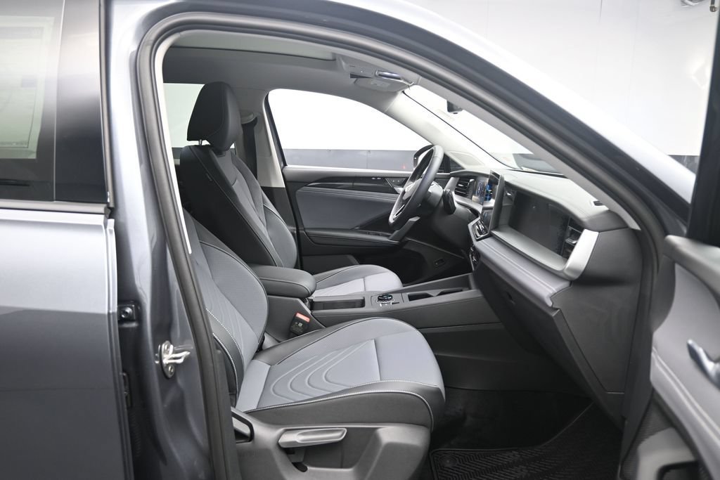 New 2026 Volkswagen Tiguan SE FWD image 26
