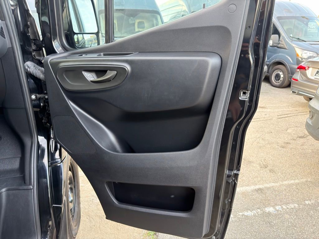 Used 2024 Mercedes-Benz Sprinter 2500 image 33