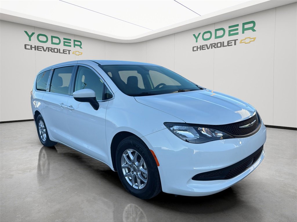 Used 2022 Chrysler Voyager LX image 13