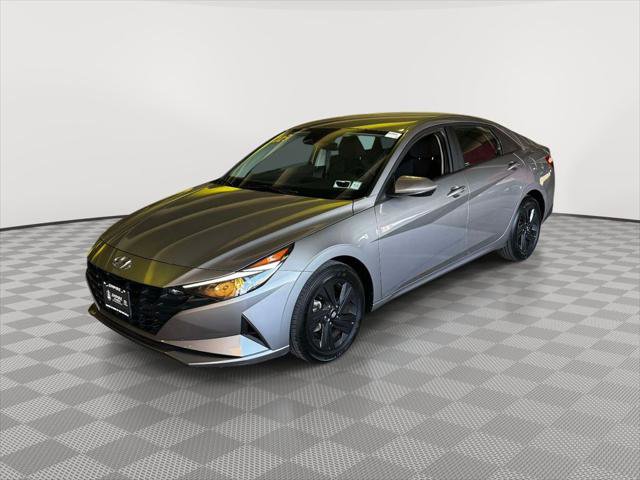 Used 2023 Hyundai Elantra SEL w/ Preferred Accessory Package FWD image 3