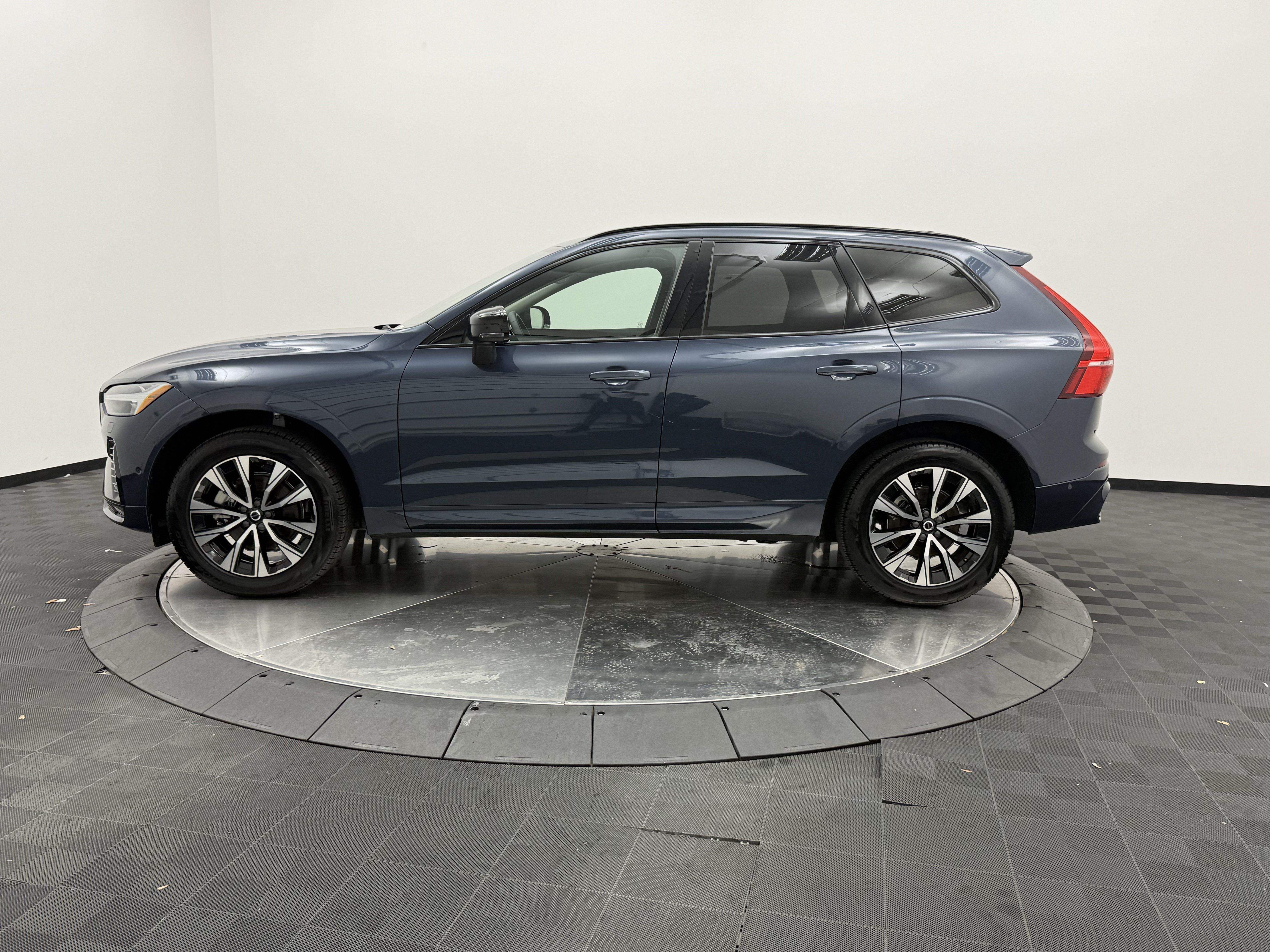 Certified 2025 Volvo XC60 B5 Plus AWD/4WD image 8