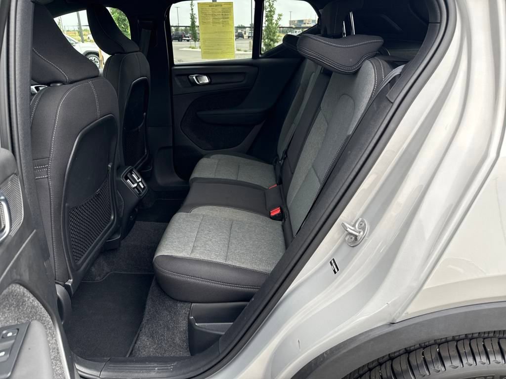 Used 2025 Volvo XC40 B5 Core image 32