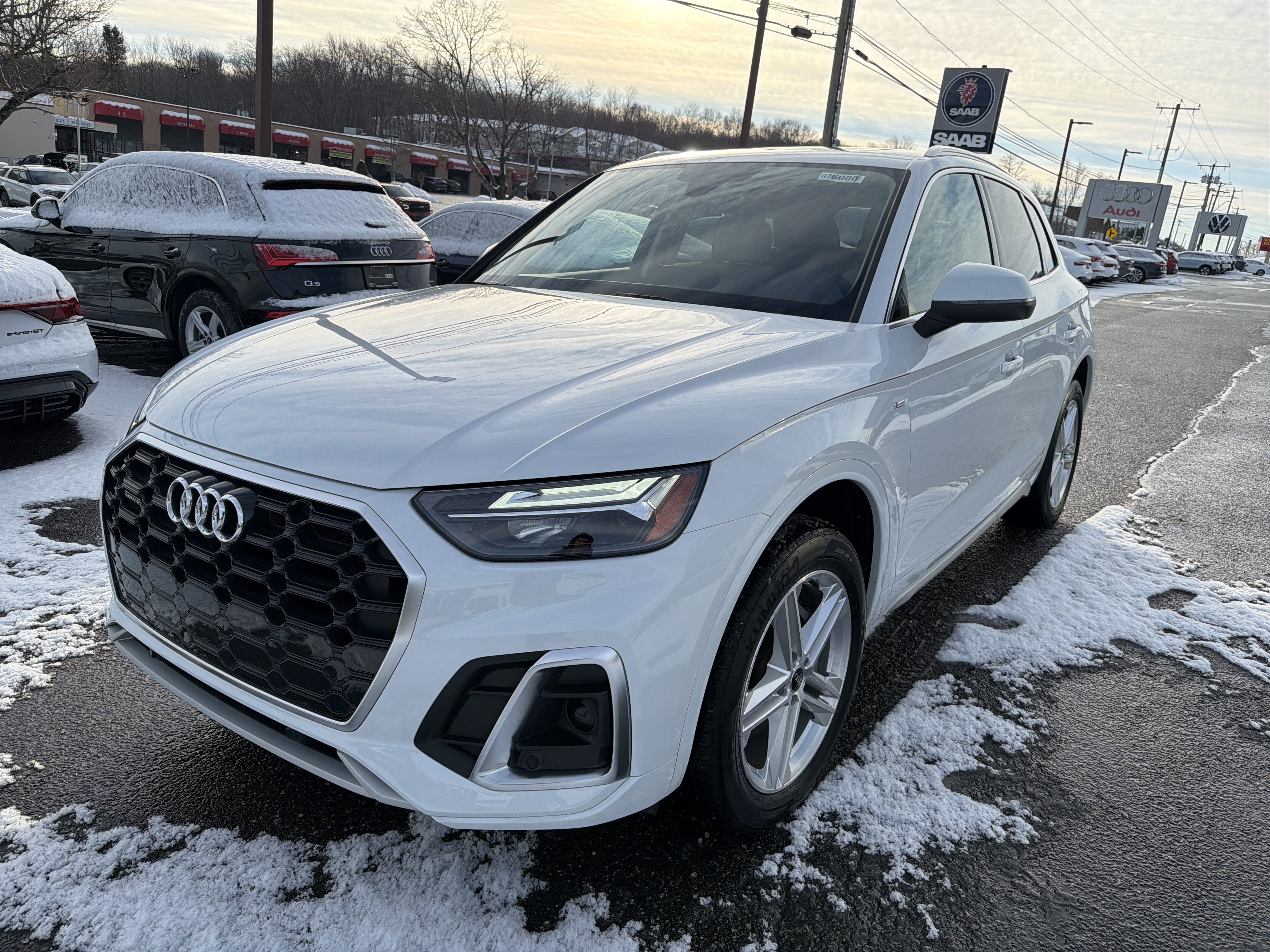 Certified 2024 Audi Q5 e Premium AWD/4WD image 3
