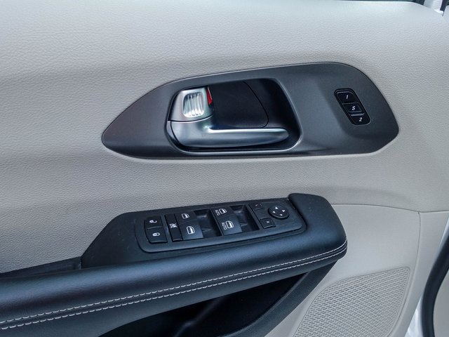Used 2023 Chrysler Pacifica Touring-L image 23