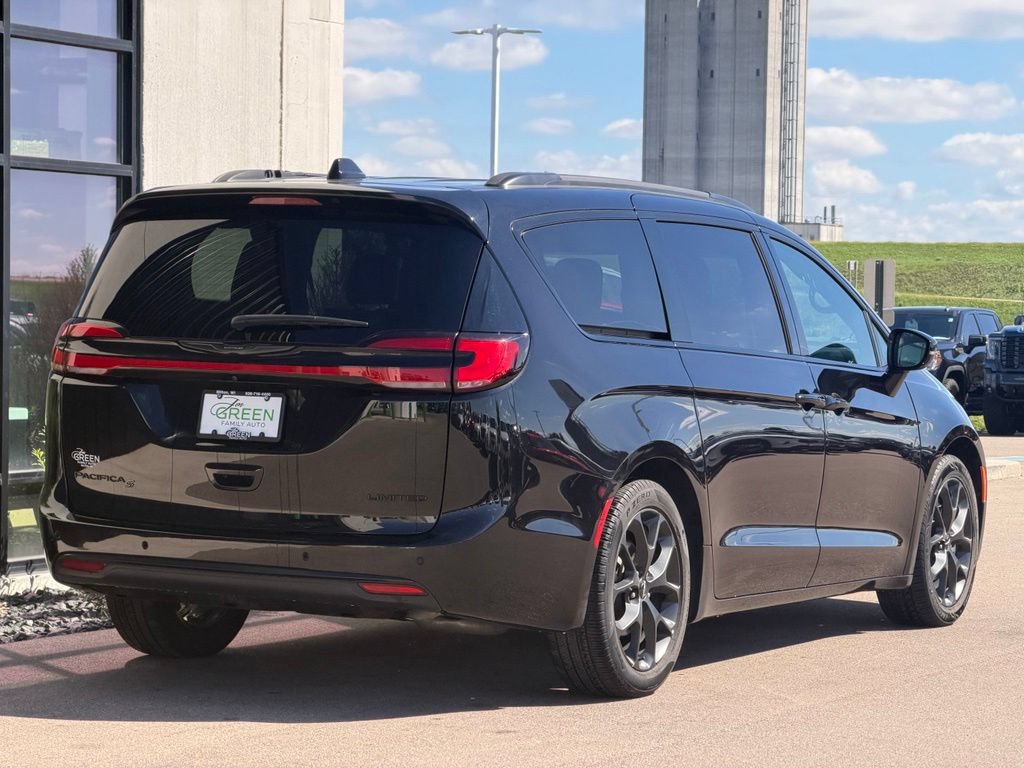 Used 2025 Chrysler Pacifica Limited FWD image 5