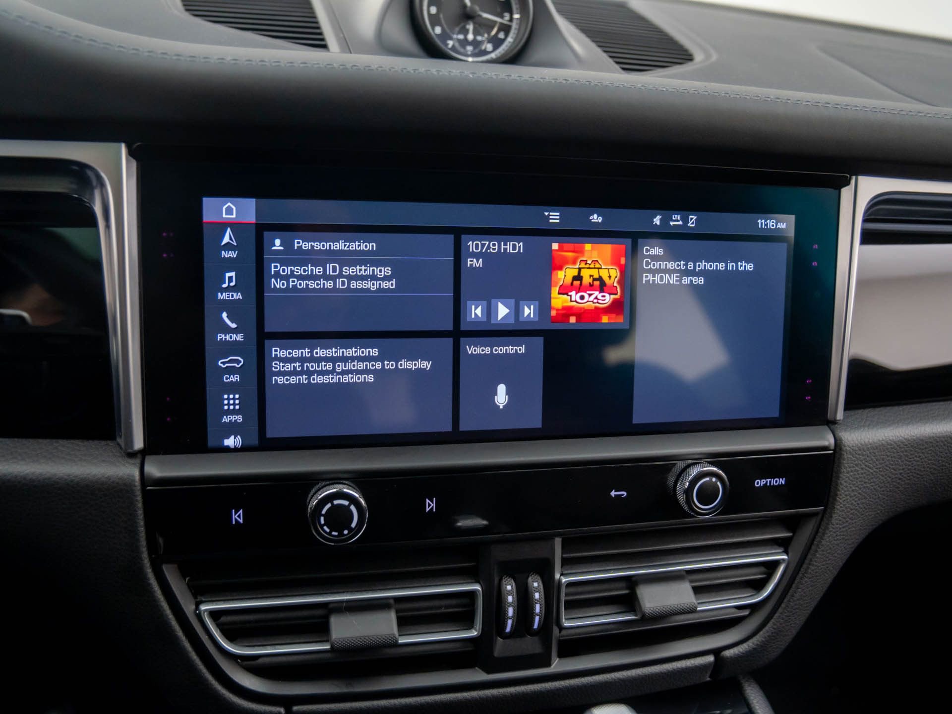 Certified 2022 Porsche Macan S image 25