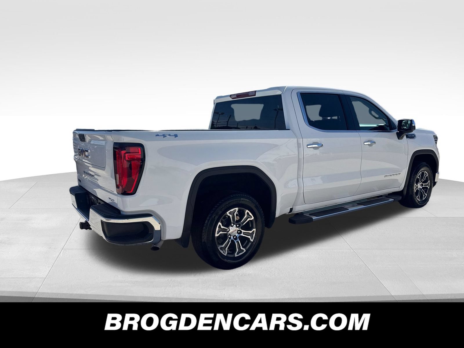 Used 2026 GMC Sierra 1500 SLT AWD/4WD image 3