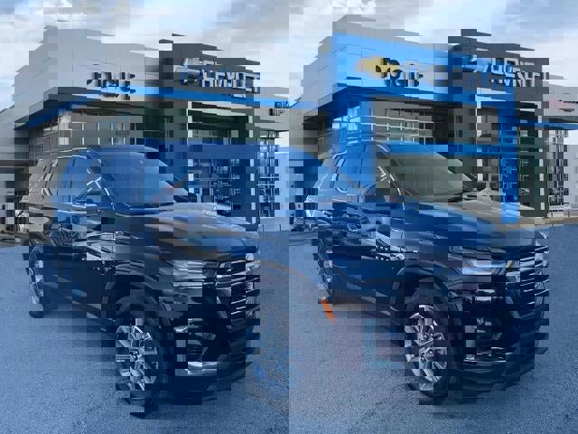 Used 2023 Chevrolet Traverse LT image 1