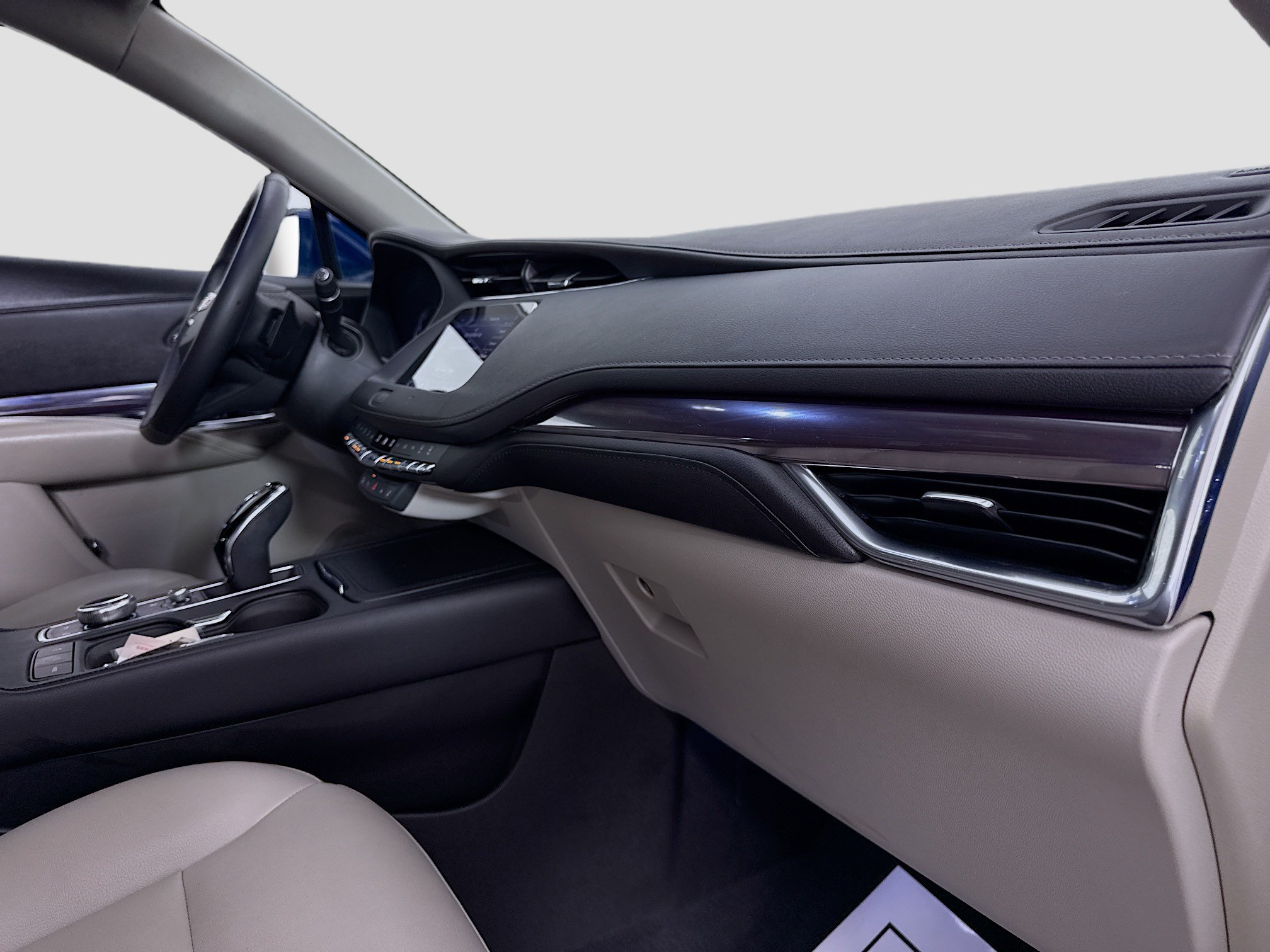 Used 2021 Cadillac XT4 Luxury w/ Cold Weather Package FWD image 31