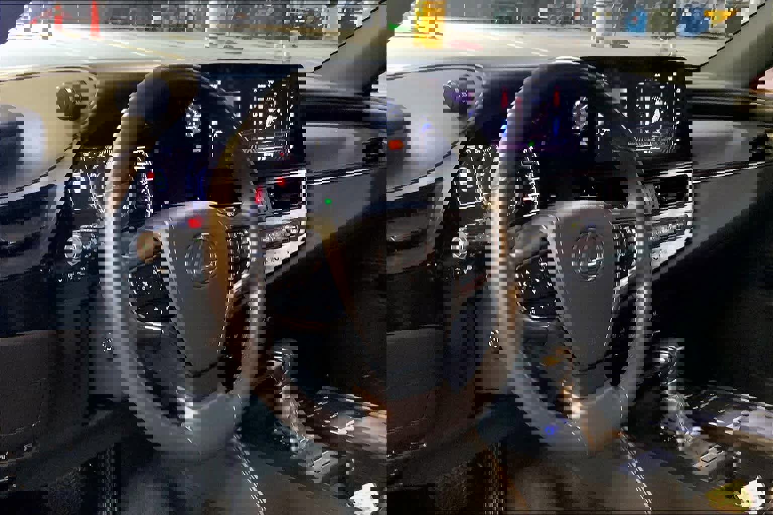 Certified 2022 Lexus ES 350 w/ Premium Package image 18