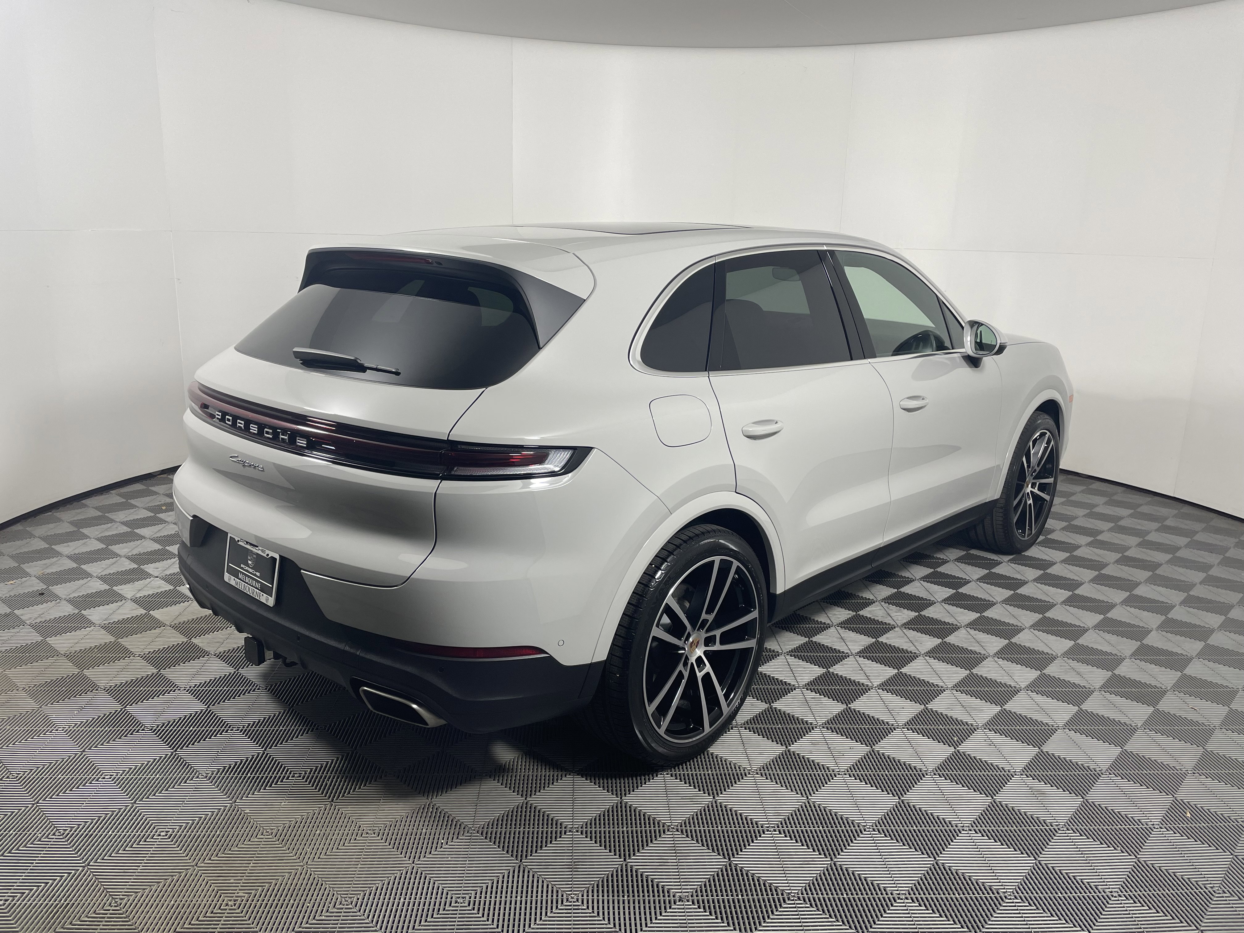 Used 2025 Porsche Cayenne image 7